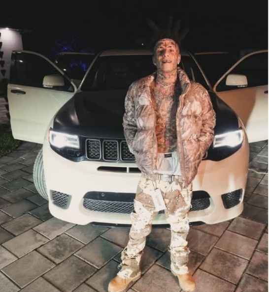 Two brothers, Franky and Alex Venegas, better known as Kodiyakredd and Flyysoulja, posted a freestyle in a hot tub.